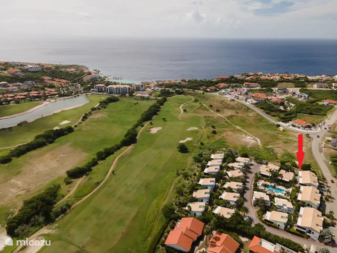 Vue d’ensemble de la station avec terrain de golf