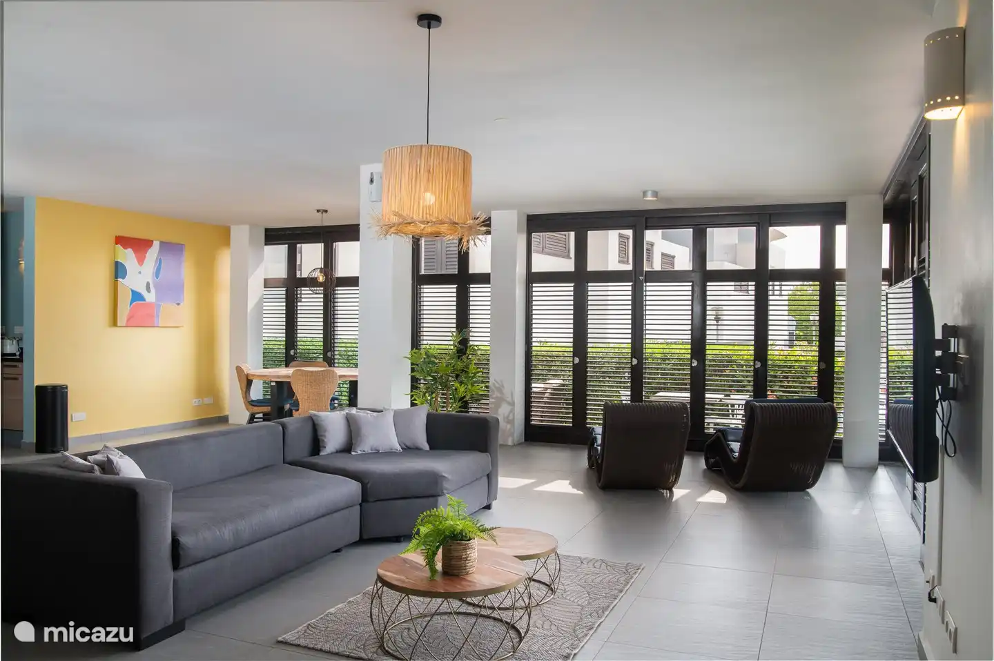 Salon spacieux avec intérieur moderne 