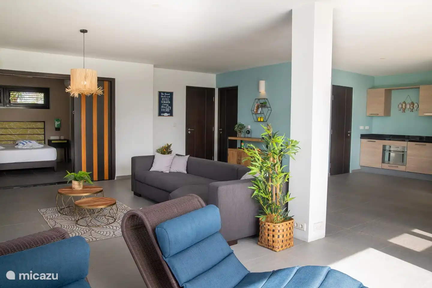 Chambre avec porte coulissante et autre coin du salon