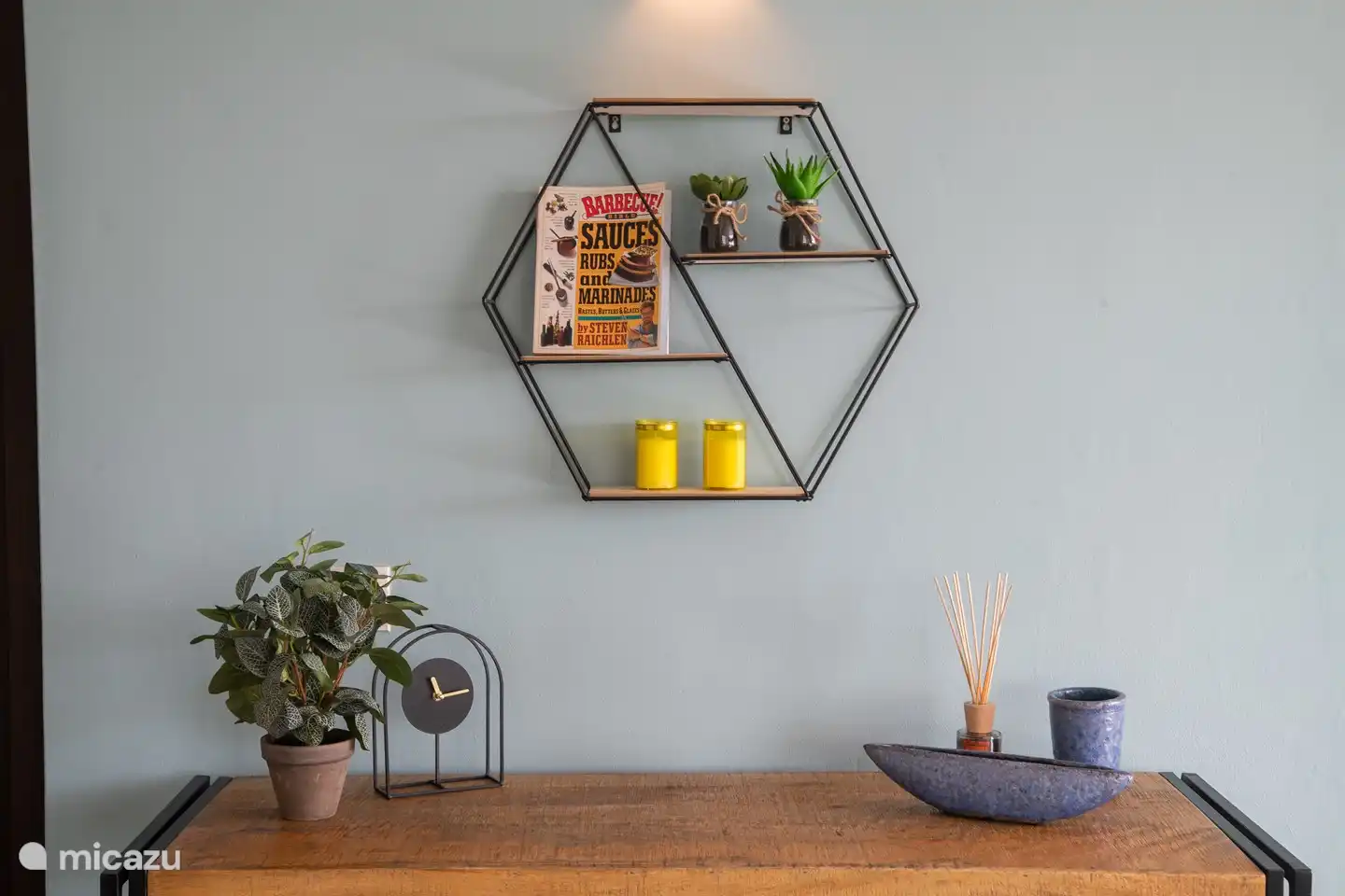 Table pour ranger toutes sortes de choses