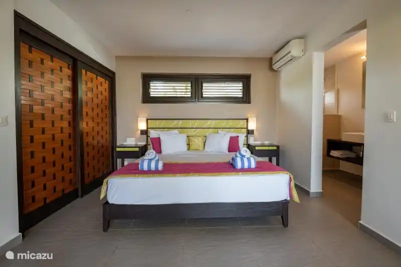 Lit double avec climatisation et salle de bain