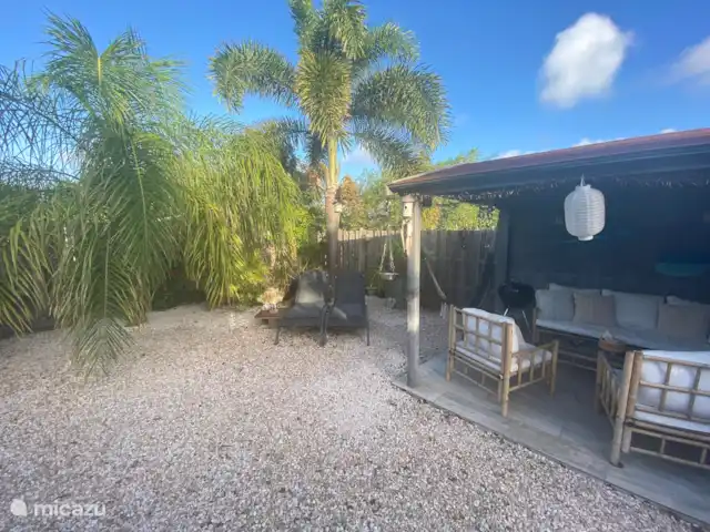 Domaine du Mile Bleu | Bonaire, Bonaire, Santa Barbara - maison de vacances Coin salon couvert et transats à l’arrière du jardin tropical