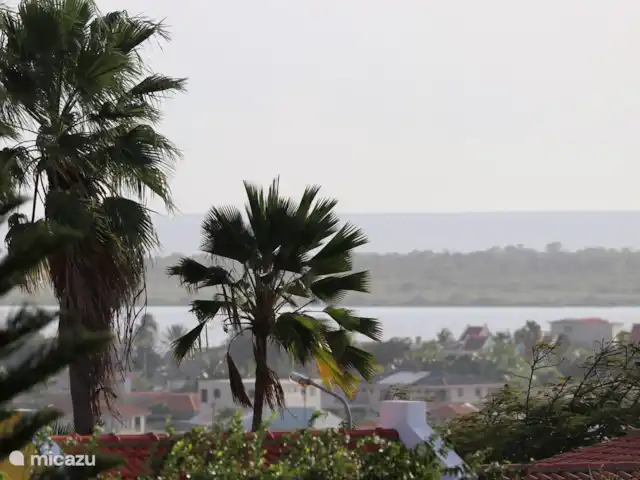 Domaine du Mile Bleu | Bonaire, Bonaire, Santa Barbara - maison de vacances La vue depuis le toit-terrasse sur Kralendijk, l'océan et Klein Bonaire