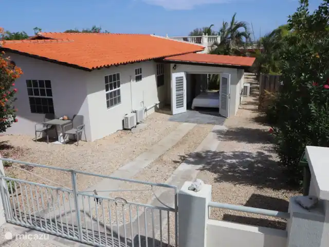 Domaine du Mile Bleu | Bonaire, Bonaire, Santa Barbara - maison de vacances Vue sur la façade du domaine Blue Miles avec chambre et salle de bain 2, le coin salon et la salle de jardin.