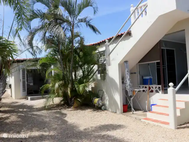 Domaine du Mile Bleu | Bonaire, Bonaire, Santa Barbara - maison de vacances La salle de jardin Mica avec l’escalier menant à la terrasse supérieure avec toujours une brise rafraîchissante de la colline de Santa Barbara