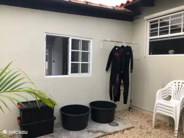 Domaine du Mile Bleu | Bonaire, Bonaire, Santa Barbara - maison de vacances Caractéristiques et eau courante (robinet extérieur) pour nettoyer et étendre le matériel de plongée