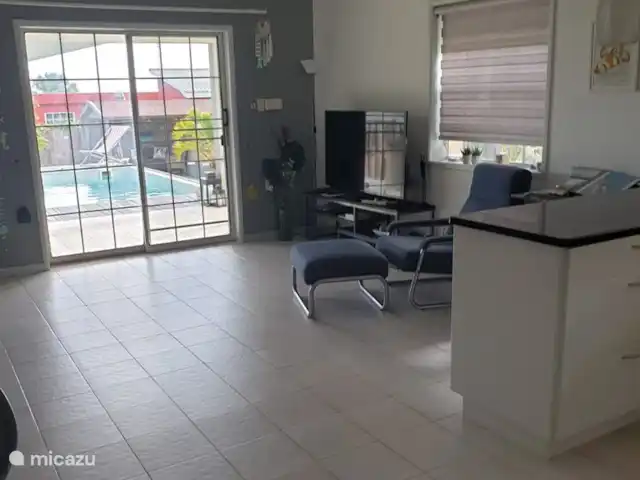 Domaine du Mile Bleu | Bonaire, Bonaire, Santa Barbara - maison de vacances Le salon avec carrelage et fauteuils relaxants. Télévision avec de nombreuses chaînes. Très bon WIFI capté en tous lieux sur le site et dans la maison.