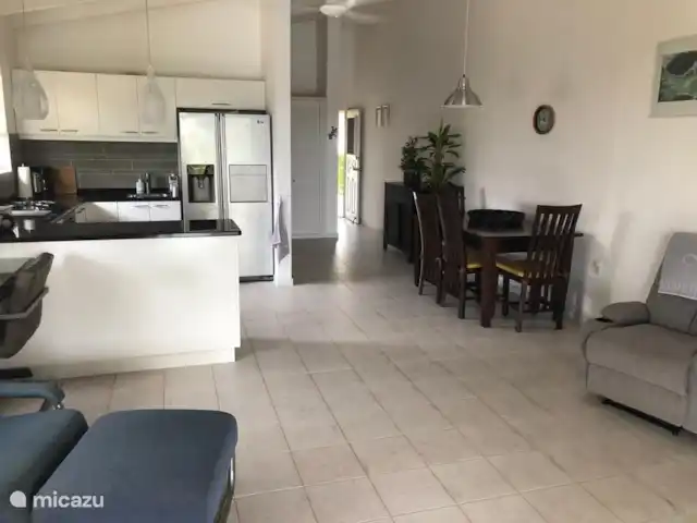 Domaine du Mile Bleu | Bonaire, Bonaire, Santa Barbara - maison de vacances La cuisine avec plaques de cuisson, cafetière, sandwicherie, grand réfrigérateur/congélateur avec machine à glaçons, micro-ondes et vaisselle abondante, etc. Coffre-fort dans placard.