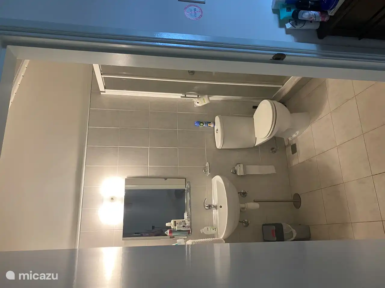 Bathroom master bedroom with private access. Washbasin, toilet and shower.