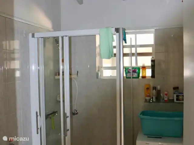 Domaine du Mile Bleu | Bonaire, Bonaire, Santa Barbara - maison de vacances Salle de bain chambre parentale comprenant machine à laver. Corde à linge dans le jardin.