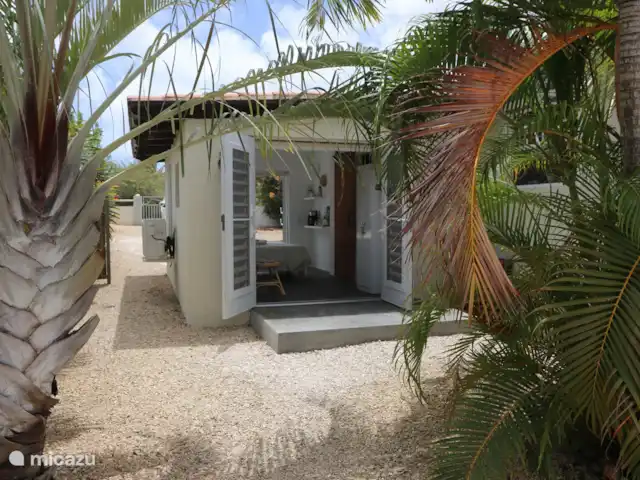 Domaine du Mile Bleu | Bonaire, Bonaire, Santa Barbara - maison de vacances La chambre de jardin (3ème chambre) avec douche, WC et lavabo vue à travers les palmiers