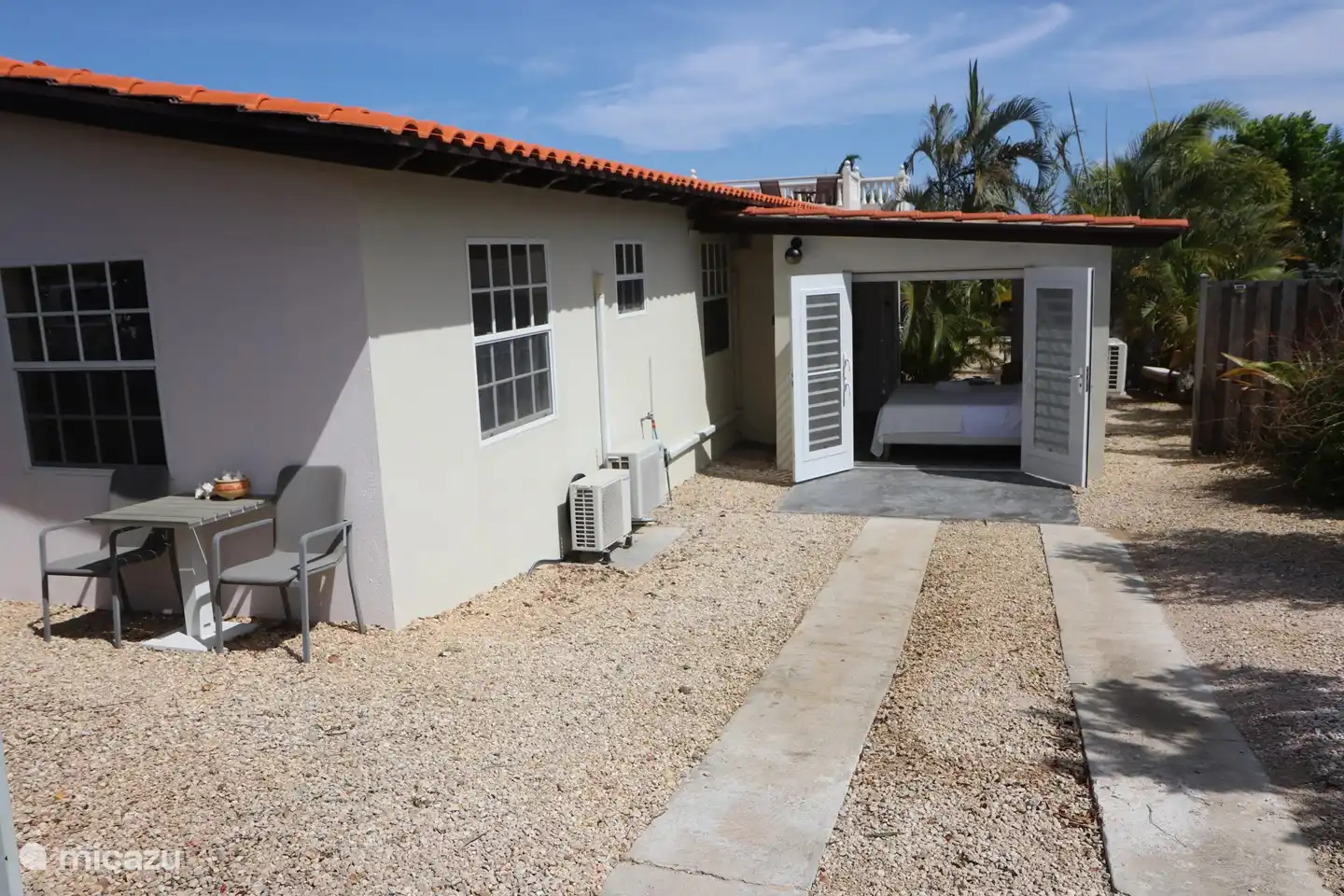 The new garden room with shutter doors on the wind. Garden room with bathroom and air conditioning.