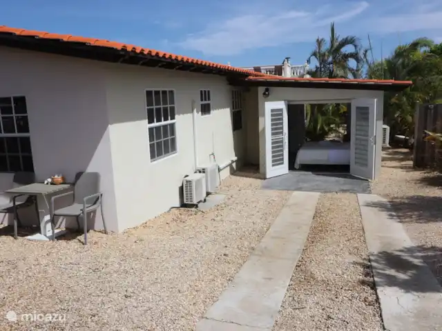 Domaine du Mile Bleu | Bonaire, Bonaire, Santa Barbara - maison de vacances La nouvelle salle de jardin avec des portes à volets au vent. Chambre de jardin avec salle de bain et climatisation.