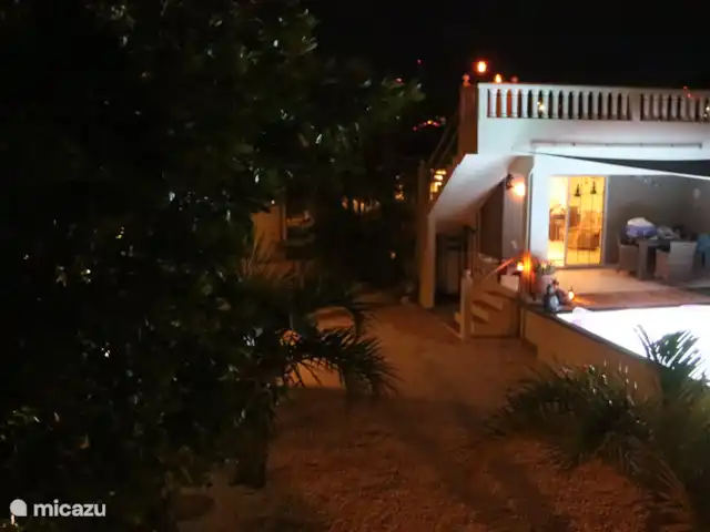 Domaine du Mile Bleu | Bonaire, Bonaire, Santa Barbara - maison de vacances Vue de l’arrière de la maison avec terrasse sur le toit, piscine et divers coins salon à la lumière chaude
