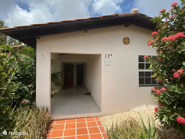 Domaine du Mile Bleu | Bonaire, Bonaire, Santa Barbara - maison de vacances Blue Miles Estate avec chambre à l’avant et entrée couverte sur la droite. Aussi devant le jardin pour deux personnes.