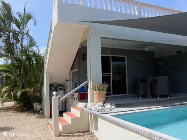 Domaine du Mile Bleu | Bonaire, Bonaire, Santa Barbara - maison de vacances terrasse hors salon par porte coulissante avec piscine et escalier vers le jardin exotique