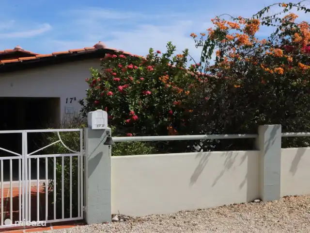 Domaine du Mile Bleu | Bonaire, Bonaire, Santa Barbara - maison de vacances L’entrée de la maison depuis Kaya Kuarts (rue sans issue)