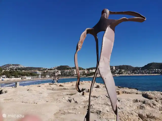 Casa Pacifico Moraira | Espagne, Costa Blanca, Moraira - villa À environ 250 mètres, vous trouverez ces belles statues avec la plage de sable d'Ampolla