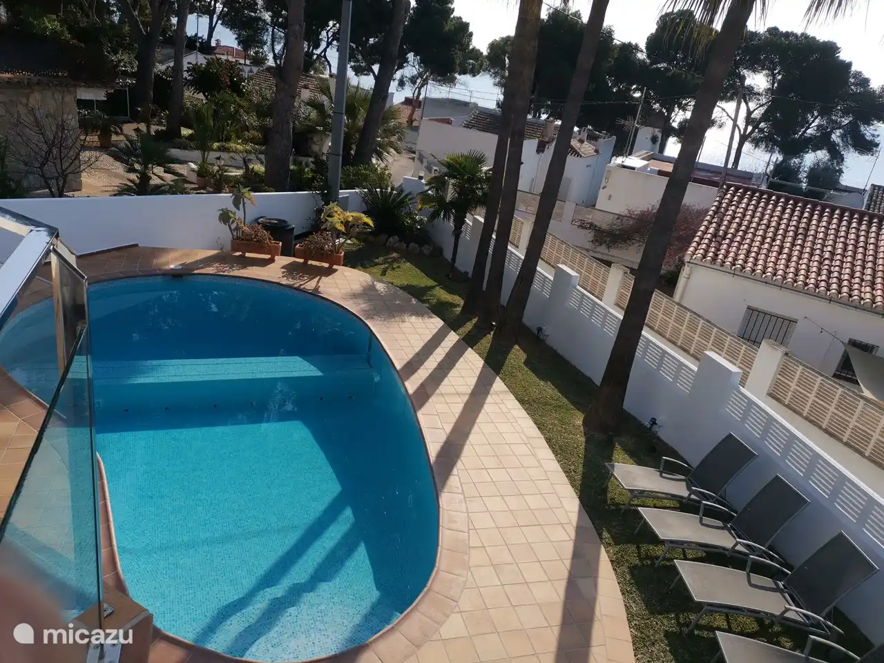 The here-shaped swimming pool has a size of 9x5 and is 1 - 3 meters deep. From April 2022, the pool can be heated and the pool can be covered with slats.