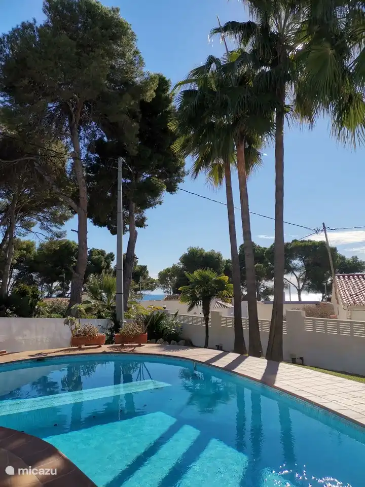 kidney shaped pool of 9x5 1 to 3 meters deep. Can be closed and heated with slats from April 2022