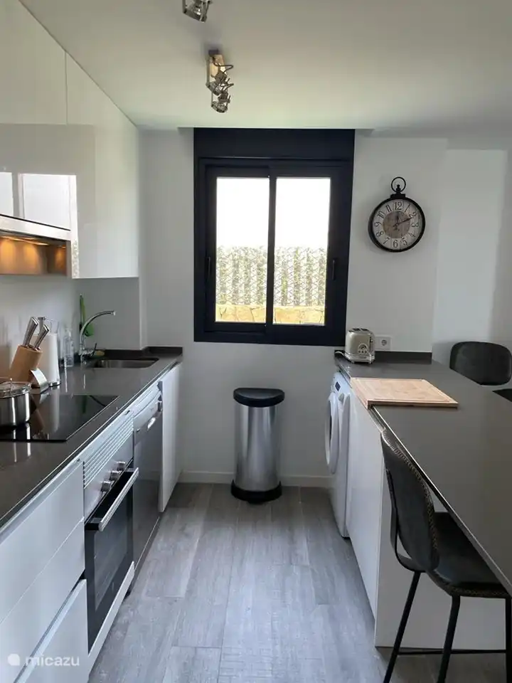 Cocina abierta con todas las comodidades de lujo.