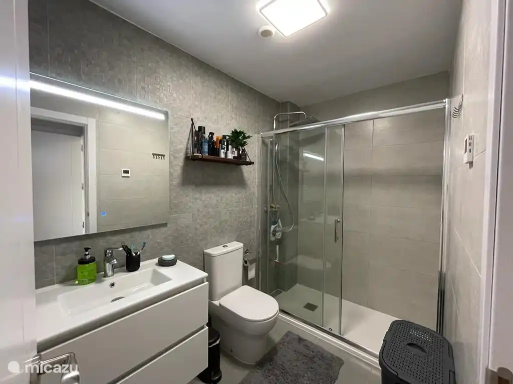 Baño y aseo para el dormitorio 1