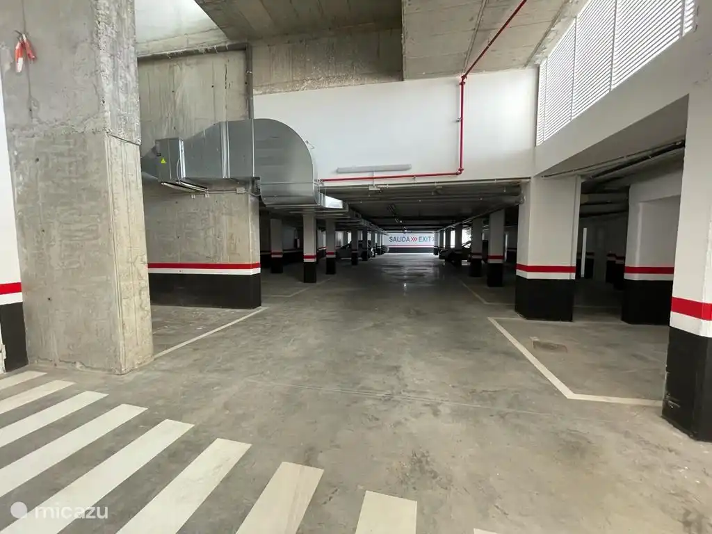 Parking privado junto a la cocina