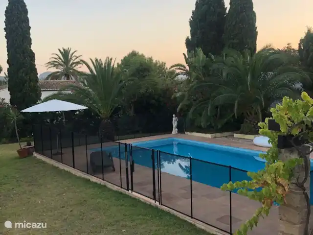 Casa La Morada | Espagne, Costa Blanca, Jávea - finca Clôture de sécurité installée autour de la piscine.
Sur demande, cela sera mis en place pour vous avant l'arrivée. La porte d'entrée ne peut être ouverte que par des adultes.