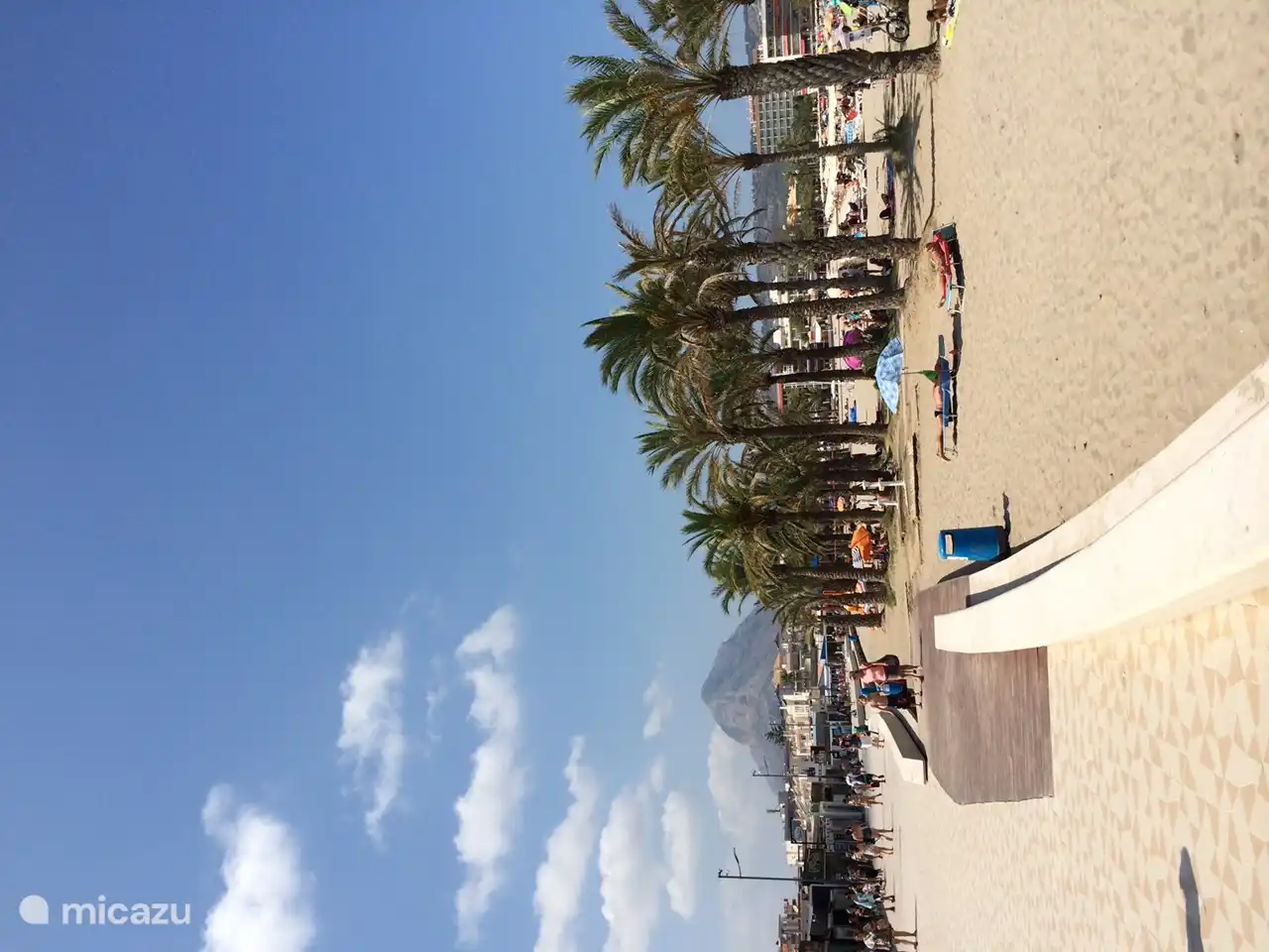 Paseo del Arenal con la montaña y la playa del Montgó