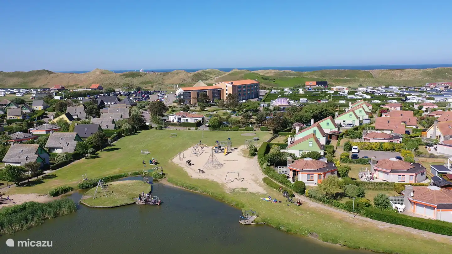 Schönes Drohnenfoto unseres Parks mit den Dünen und dem Strand im Hintergrund