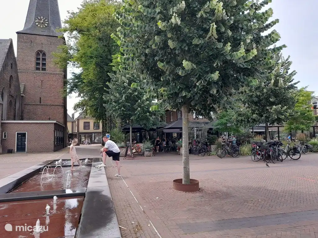 Het marktplein en de kerk