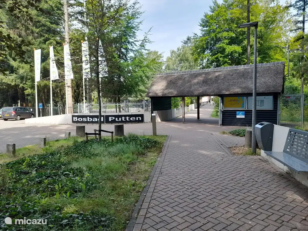Bosbad Putten is een prachtig zwembad met een subtropisch bad, een buitenbad en snelle glijbanen.