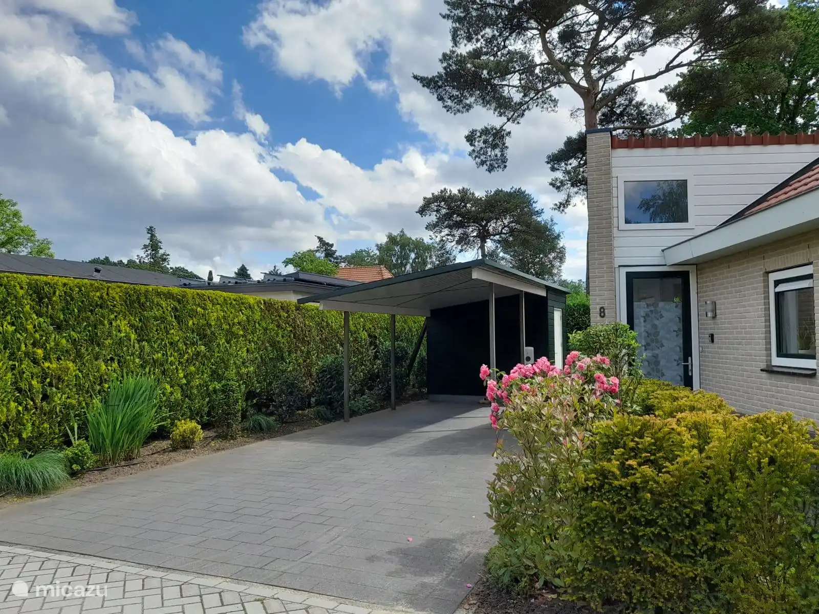 Carport met oplaadpunt voor de auto