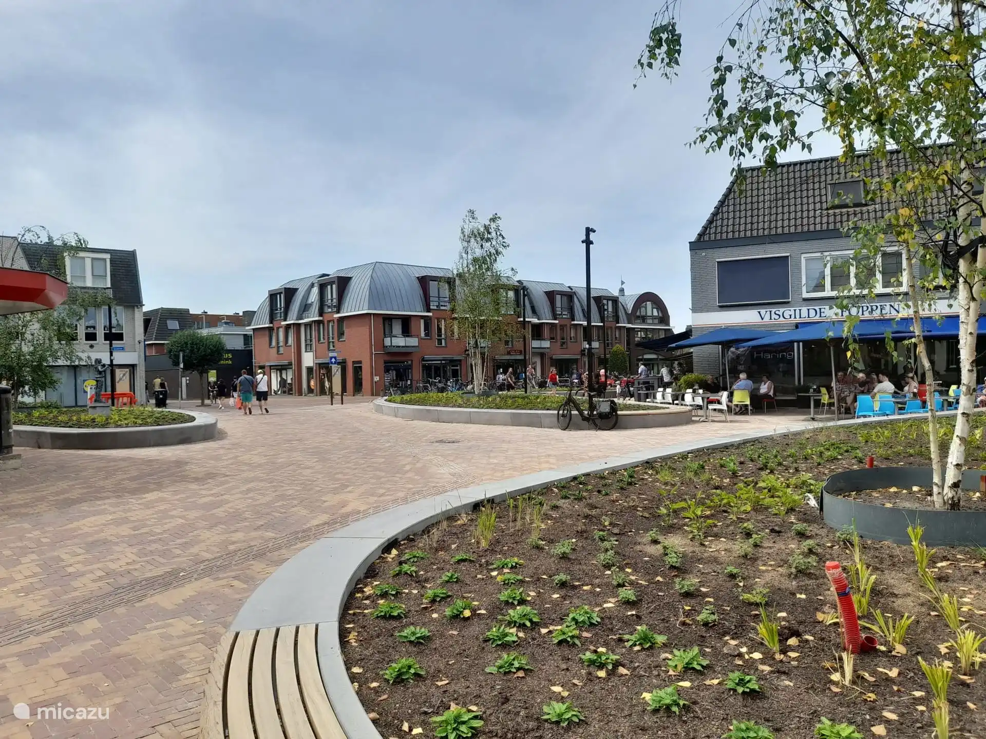 Das Einkaufszentrum in Putten wurde gerade renoviert und mit neuem Pflaster, gemütlichen Terrassen und Bänken ausgestattet, auf denen man eine Weile sitzen kann.