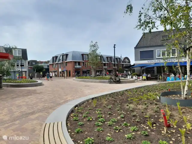 Frederiksoord 8 | Pays-Bas, Gueldre, Wells - bungalow Le centre commercial de Putten vient d’être rénové avec un nouveau pavage, des terrasses confortables et des bancs où vous pouvez vous asseoir pendant un moment.