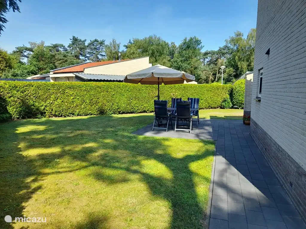 El Bungalow 8 tiene un jardín amplio y soleado.