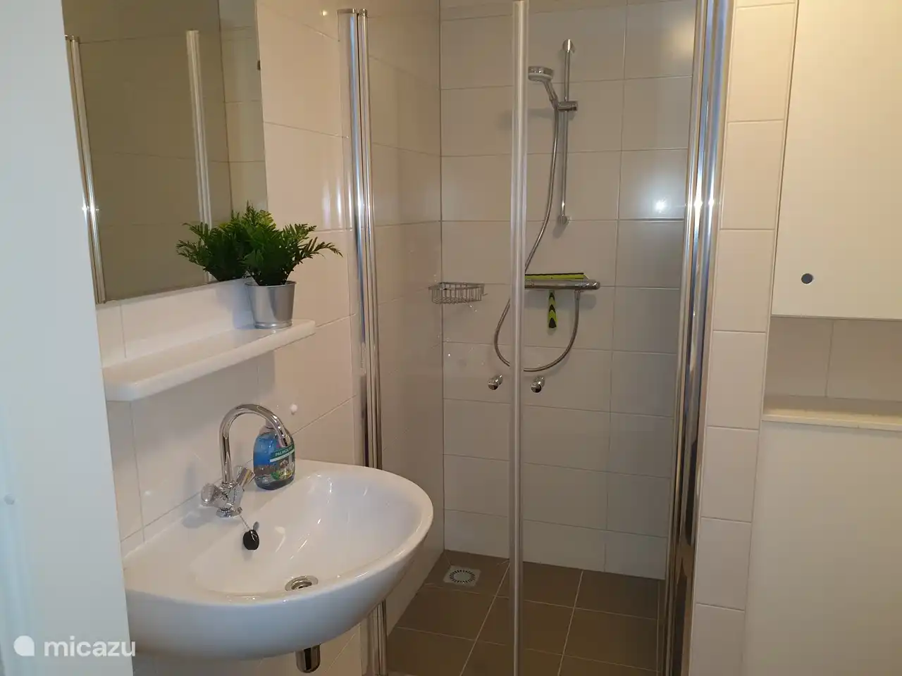 Modernes Badezimmer mit ebenerdiger Dusche