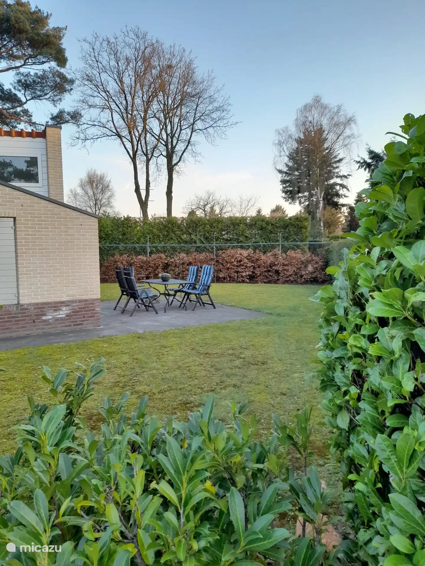 Bungalow 8 verfügt über einen geräumigen und sonnigen Garten.