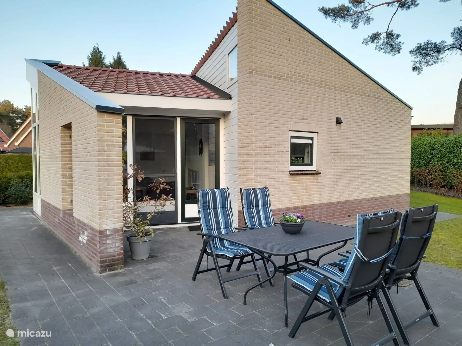 Auf der Rückseite des Bungalows haben Sie eine Schiebetür mit Fliegengittertür, so dass Sie nicht von Fliegen oder Mücken gestört werden. Auch die Fenster der Schlafzimmer sind mit Moskitonetzen ausgestattet.