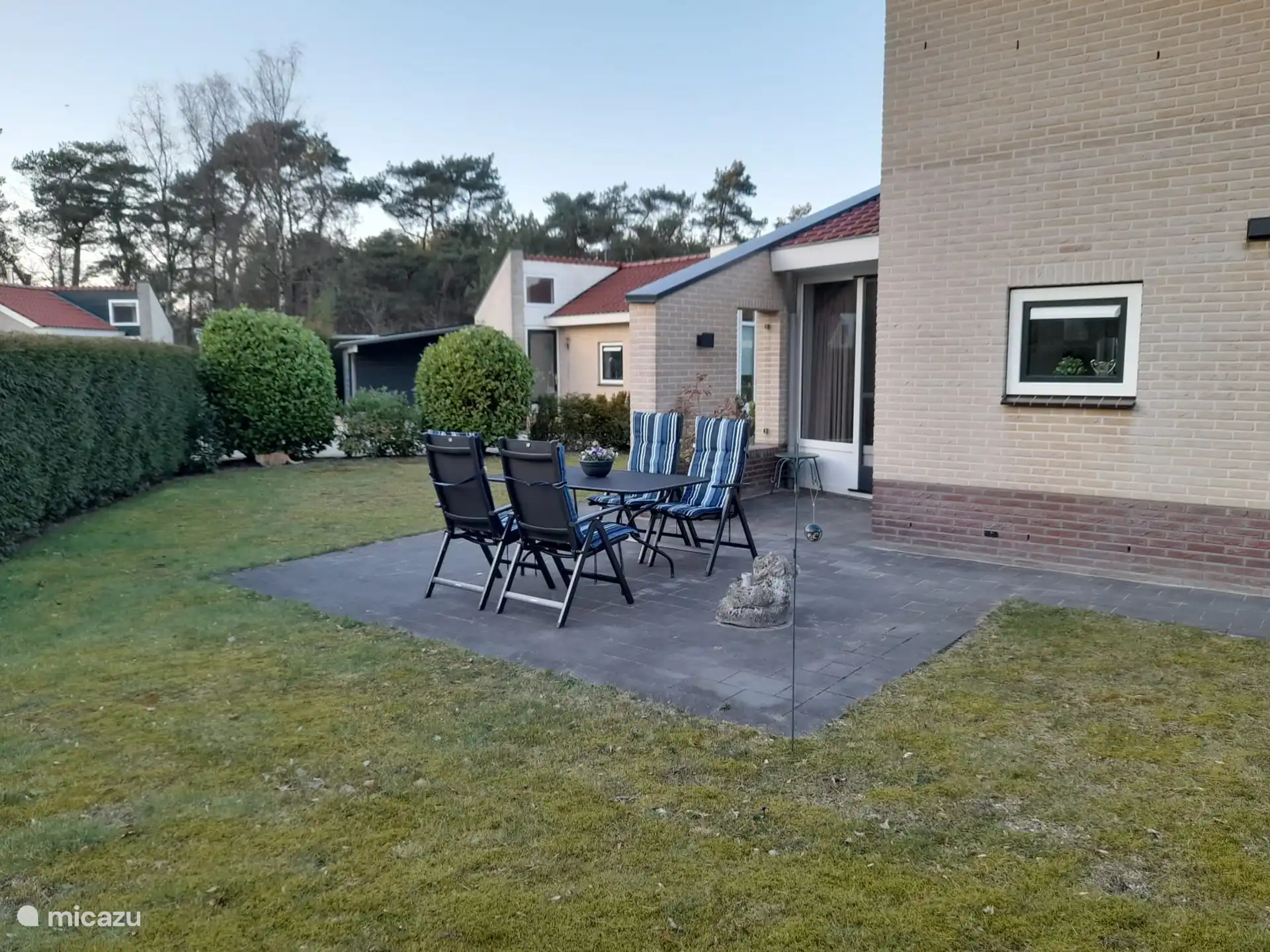 Bungalow 8 verfügt über einen geräumigen und sonnigen Garten.