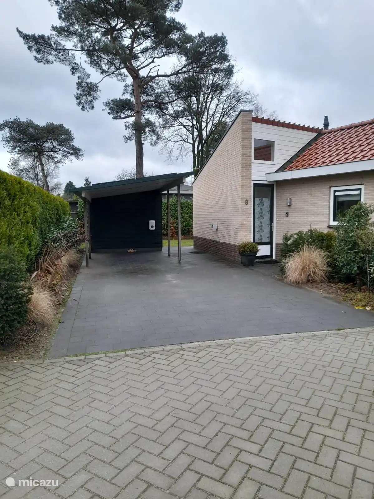 Bungalow 8 verfügt über einen Schuppen für die Fahrräder und einen Carport mit Ladestation.