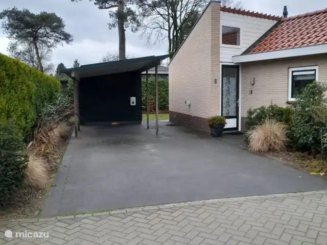 Frederiksoord 8 | Pays-Bas, Gueldre, Wells - bungalow Le bungalow 8 dispose d’un abri pour les vélos et d’un abri voiture avec borne de recharge.