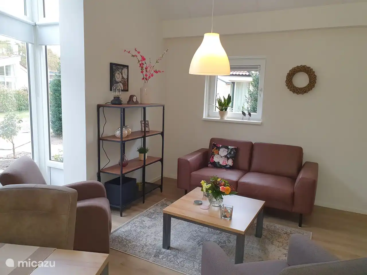 Stimmungsvolles Wohnzimmer mit gemütlicher Sitzecke.