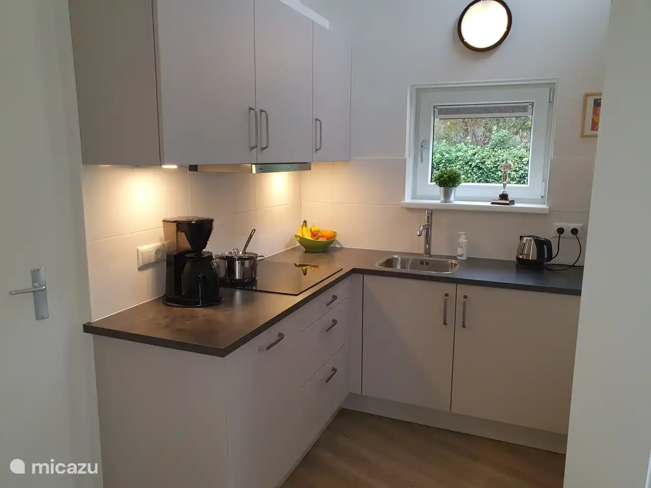 Die Küche verfügt über eine Kombimikrowelle, einen Geschirrspüler, einen Kühlschrank mit Gefrierfach, eine Senseo-Maschine, eine Filterkaffeemaschine und einen Wasserkocher.