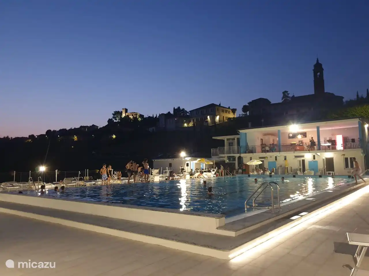 öffentliches Schwimmbad am Abend