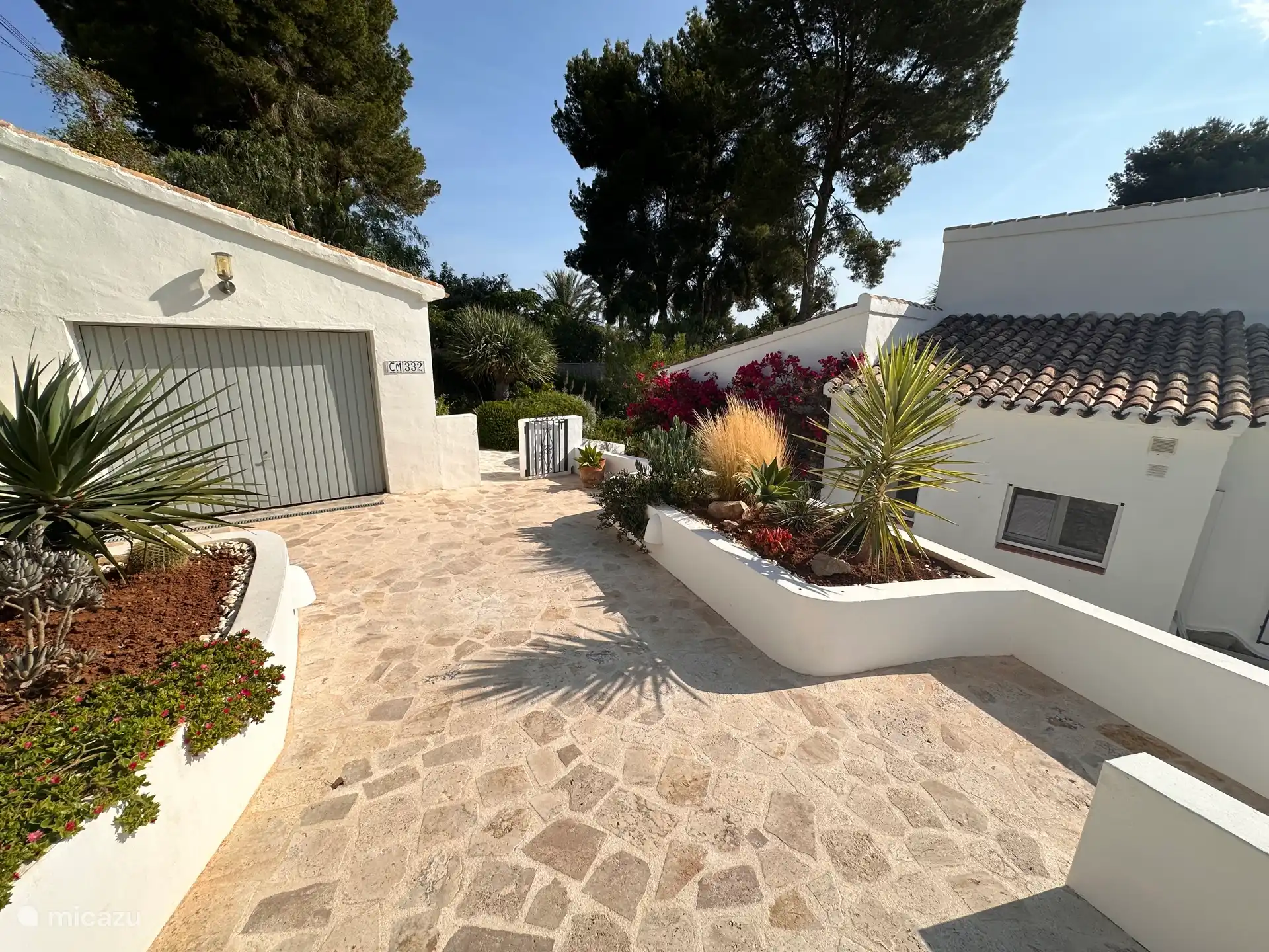 Entrance upon entry through gate