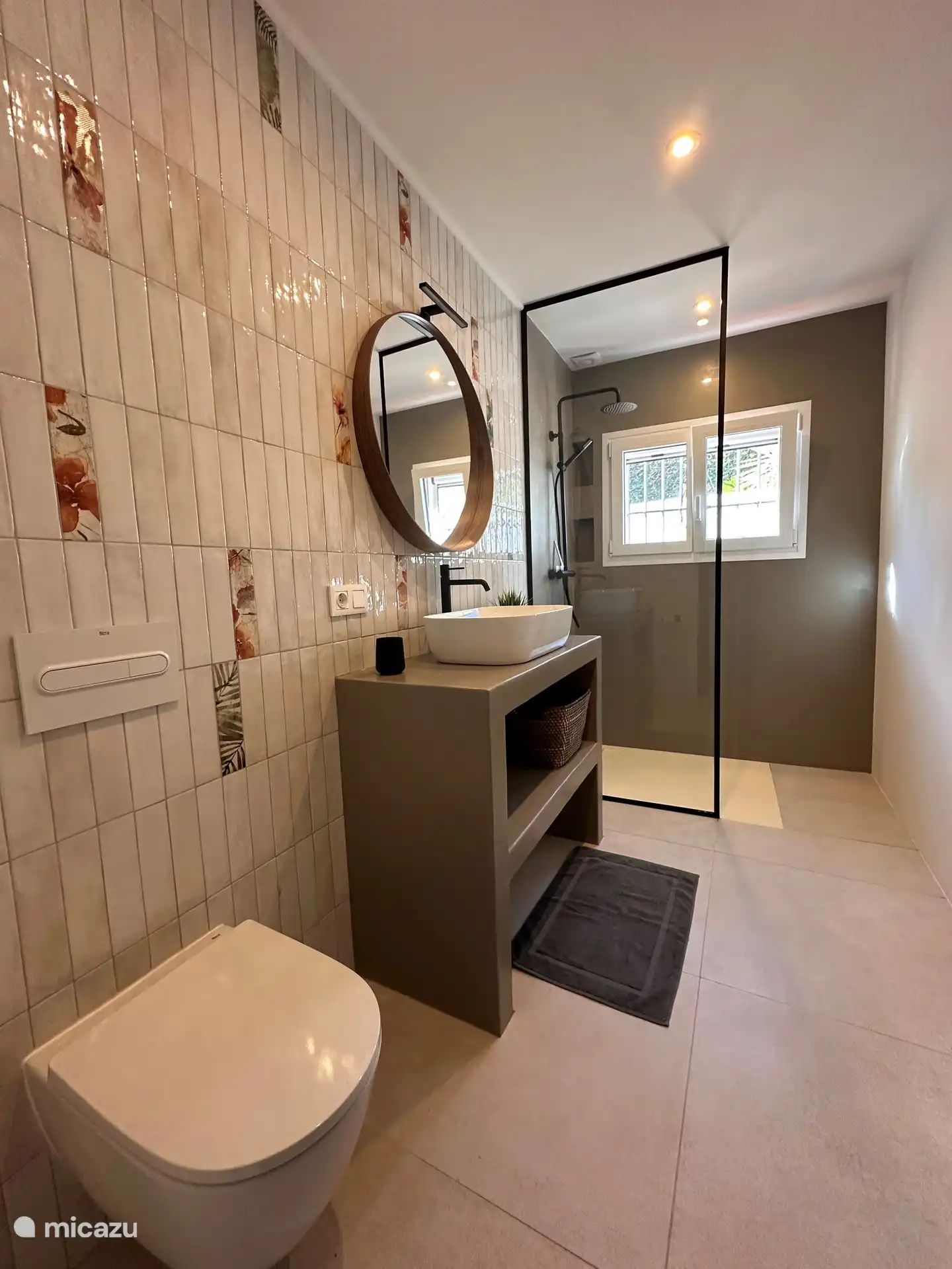 Bathroom in 2nd bedroom