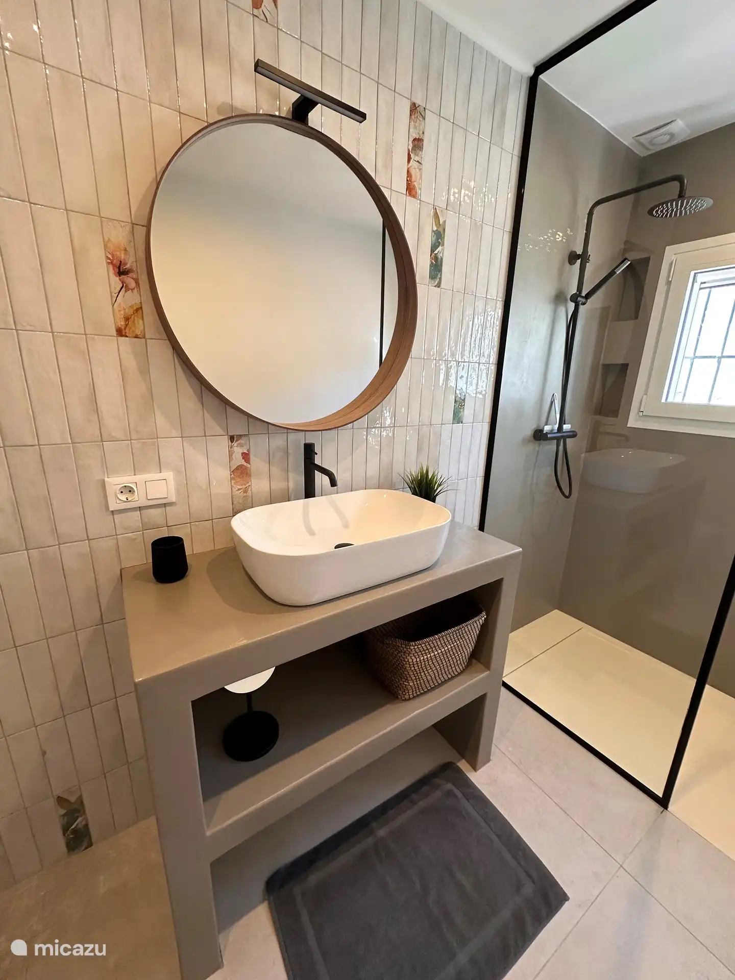 Bathroom in 2nd bedroom