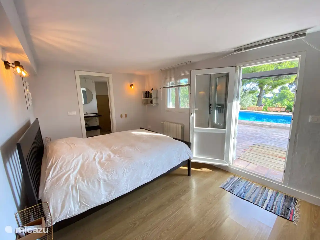 Benenden bedroom with pool view