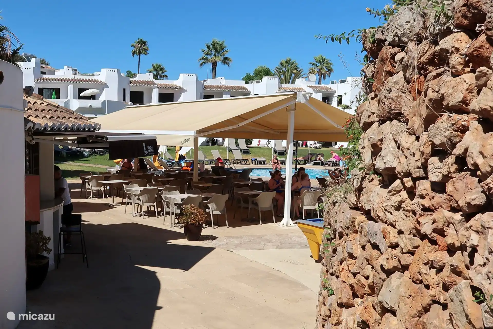Snack-bar au bord de la piscine